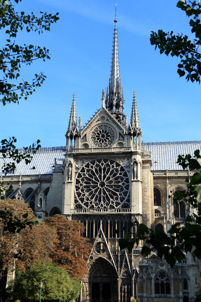 Rosace de cathédrale illustrant les proportions de la géométrie sacrée